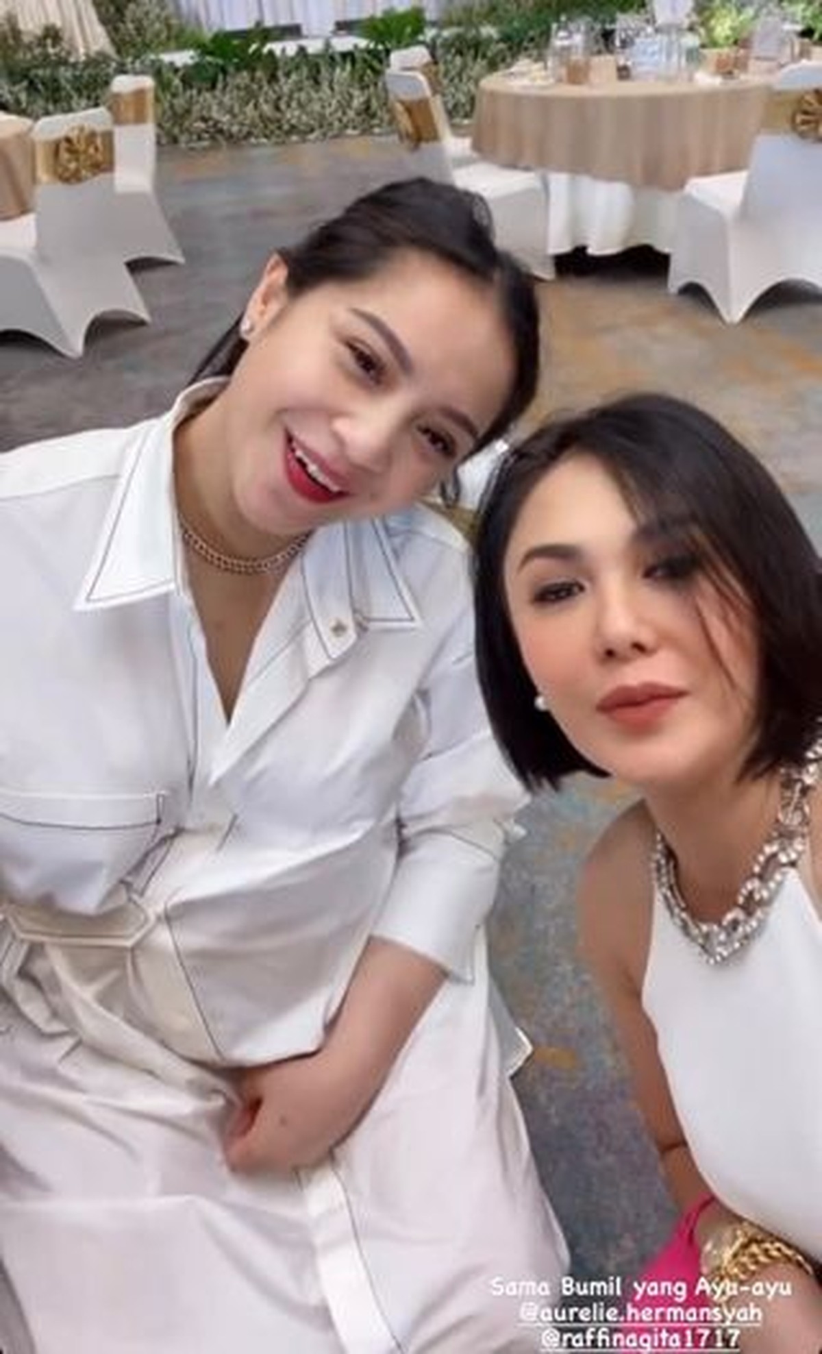 Yuni Shara dan Nagita Slavina tampak bertemu di suatu acara&comma; mereka tampak akrab hingga Yuni mengelus perut Gigi&period; Yuk intip&excl;