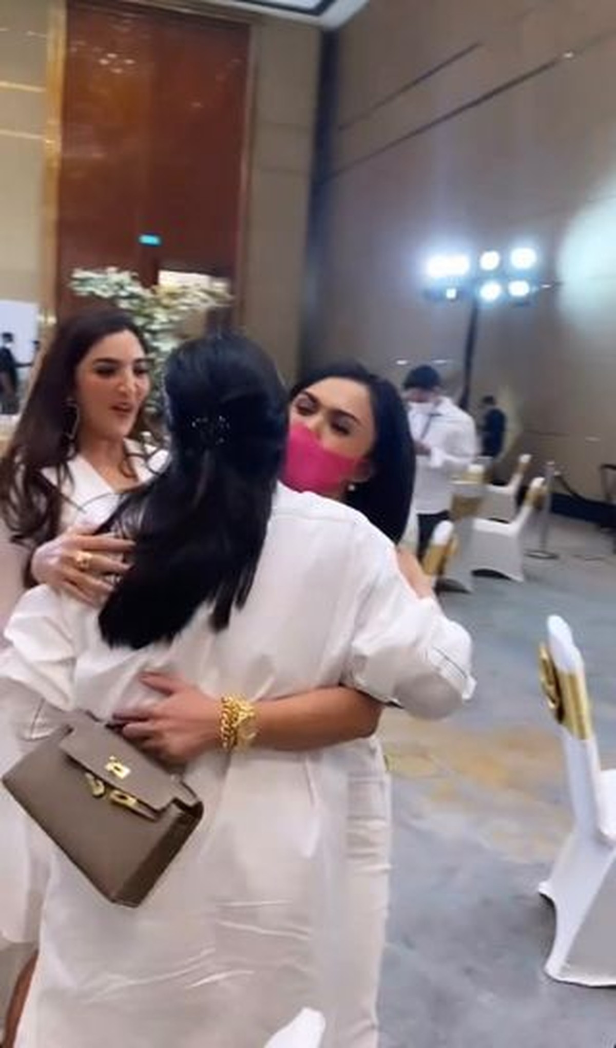 Yuni Shara dan Nagita Slavina tampak bertemu di suatu acara&comma; mereka tampak akrab hingga Yuni mengelus perut Gigi&period; Yuk intip&excl;