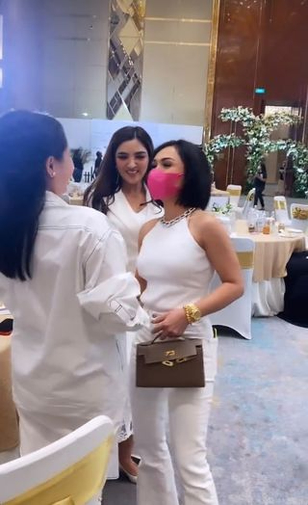 Yuni Shara dan Nagita Slavina tampak bertemu di suatu acara&comma; mereka tampak akrab hingga Yuni mengelus perut Gigi&period; Yuk intip&excl;