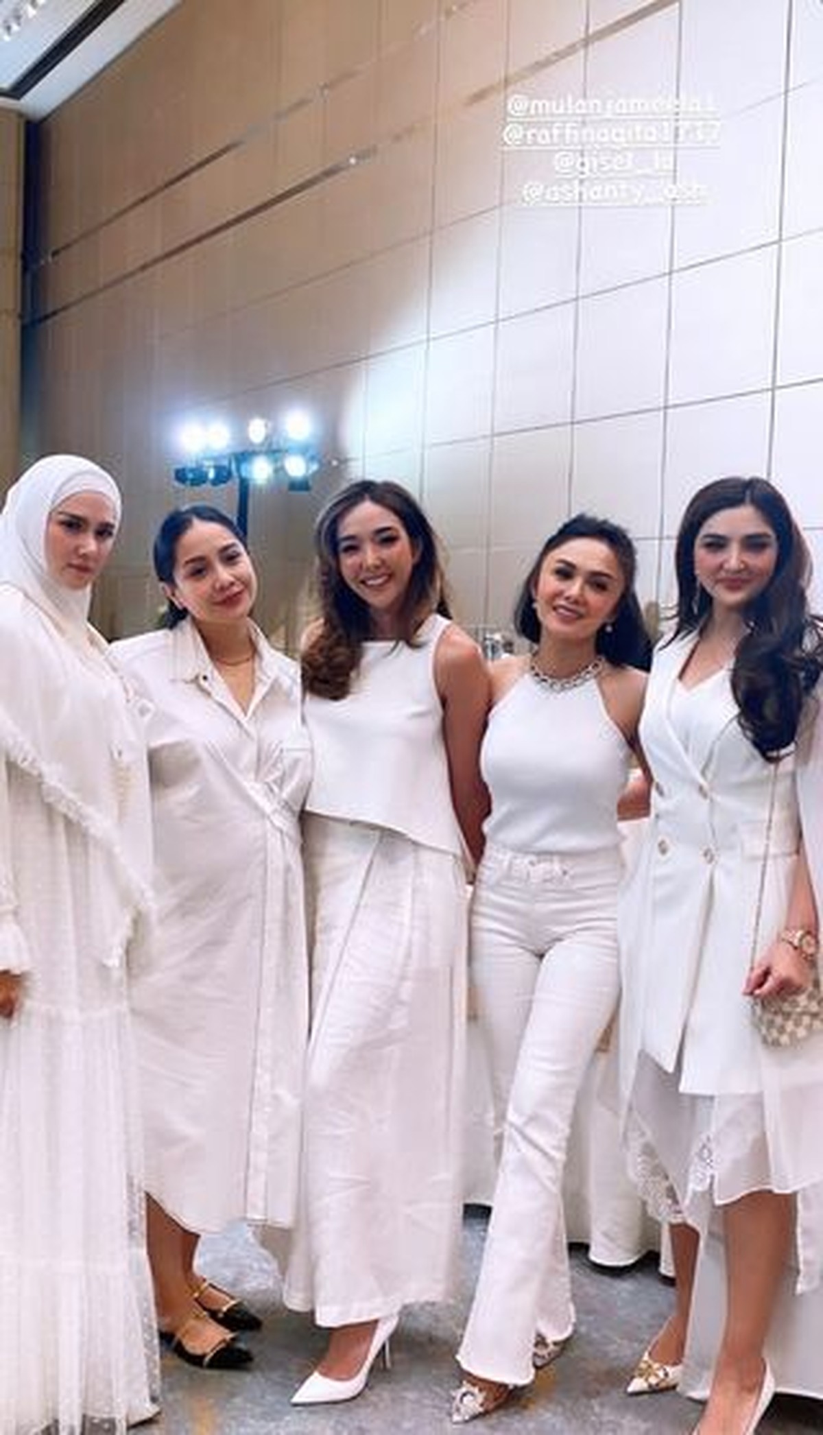 Yuni Shara dan Nagita Slavina tampak bertemu di suatu acara&comma; mereka tampak akrab hingga Yuni mengelus perut Gigi&period; Yuk intip&excl;