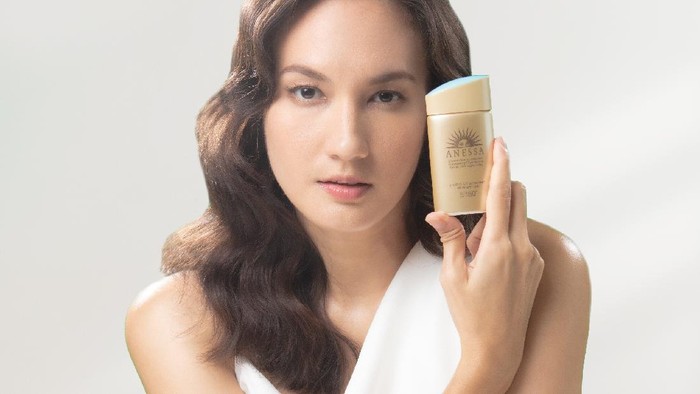 Nggak Takut Matahari, Nadine Chandrawinata Jadi Brand Ambassador Anessa