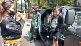 Kendaraan Tempur Parkir di Istana Jadi Tempat Selfie Warga