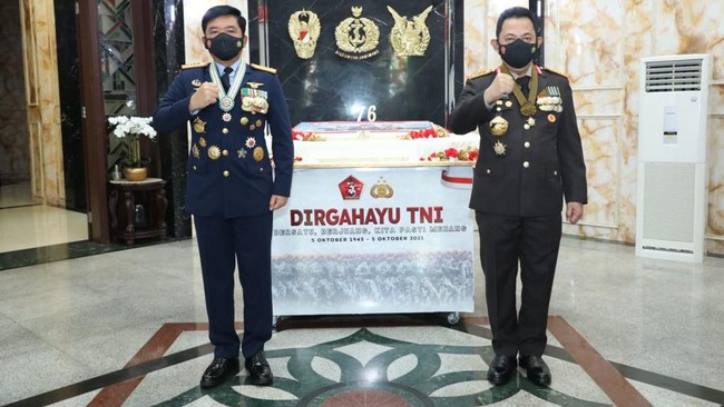 Kapolri Jenderal Pol Listyo Sigit Prabowo memberi kejutan saat Hari Ulang Tahun (HUT) ke-76 TNI secara langsung kepada Panglima di Mabes TNI, Jakarta Pusat.