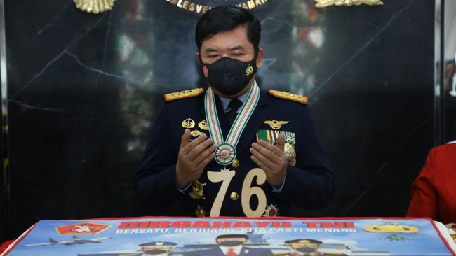 Ratusan jenderal yang dimutasi Hadi Tjahjanto terdiri dari 54 perwira tinggi TNI AD, 26 Pati TNI AL, dan 28 Pati TNI AU.