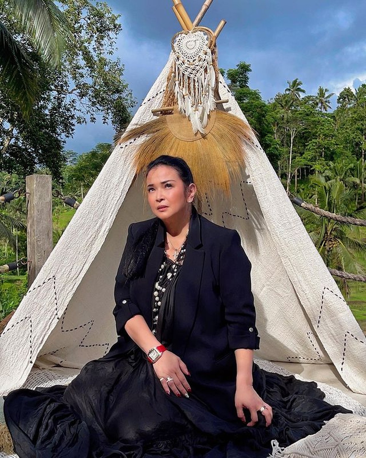 Penampilan Jennifer Jill usai jalani rehabilitasi karena kasus narkoba disebut makin langsing dan tirus&period; Yuk kita intip&excl;