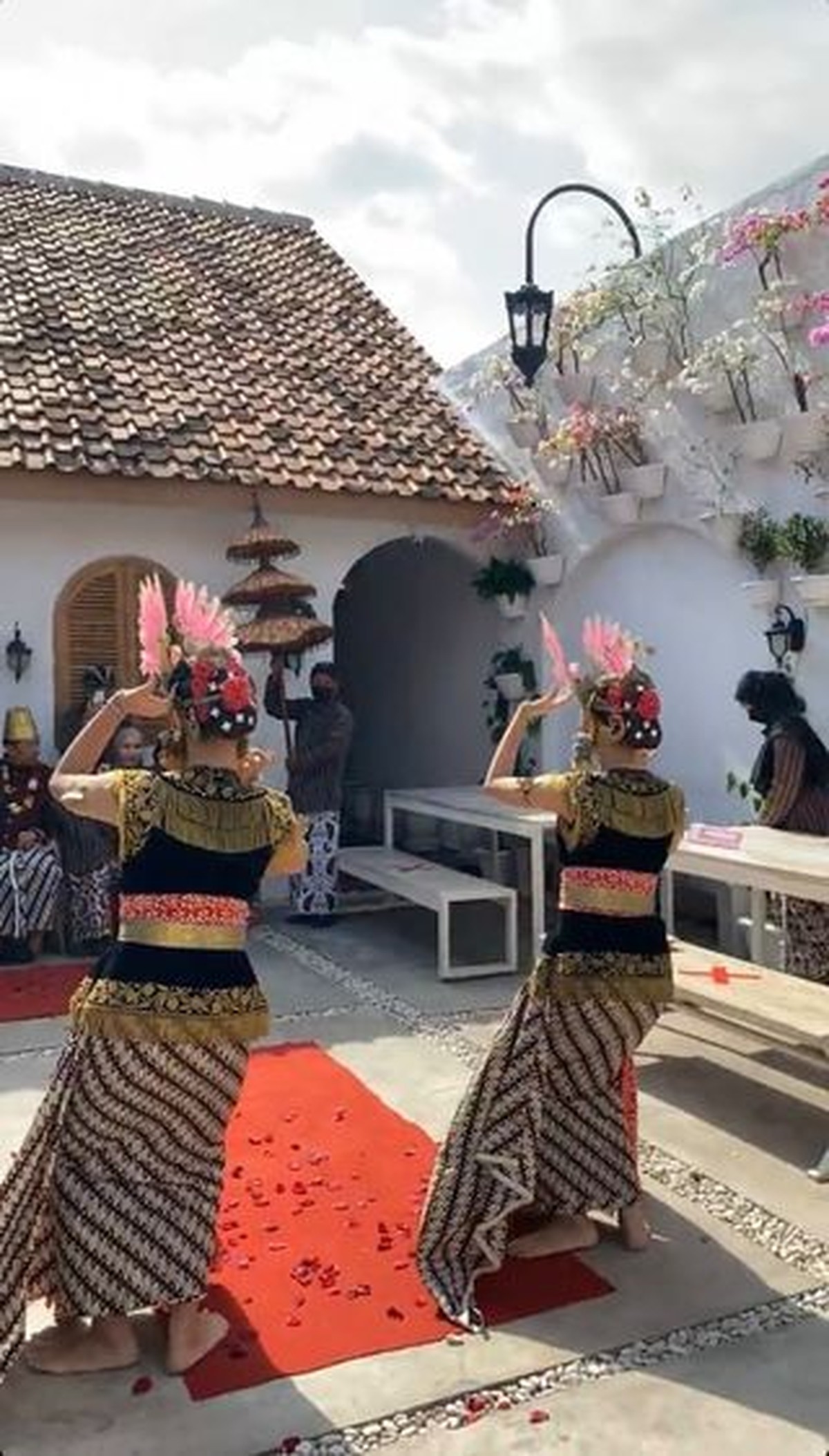 Hanung Bramantyo berulang tahun yang ke 46&comma; ia pun dapat kejutan unik dari sang istri&period; Yuk kita intip momennya&excl;