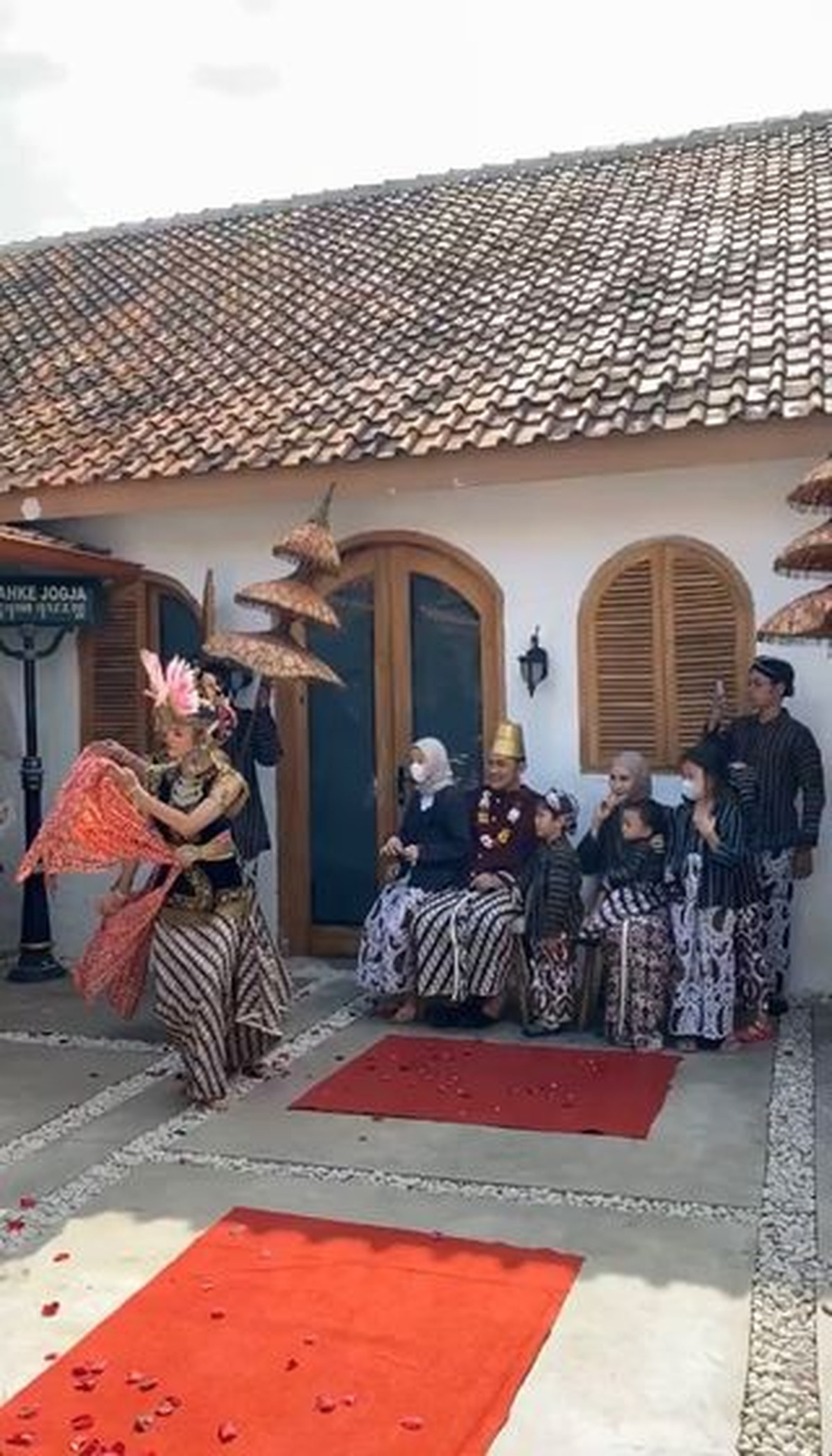 Hanung Bramantyo berulang tahun yang ke 46&comma; ia pun dapat kejutan unik dari sang istri&period; Yuk kita intip momennya&excl;