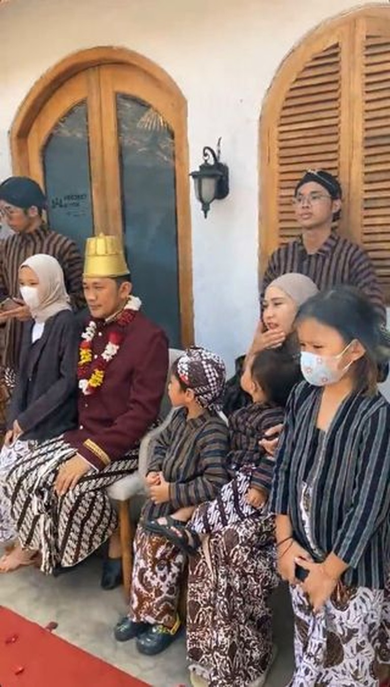 Potret Perayaan Ultah Hanung Bramantyo yang ke-46 Bak Sultan Kerajaan Hanung Bramantyo berulang tahun yang ke 46, ia pun dapat kejutan unik dari sang istri. Yuk kita intip momennya!