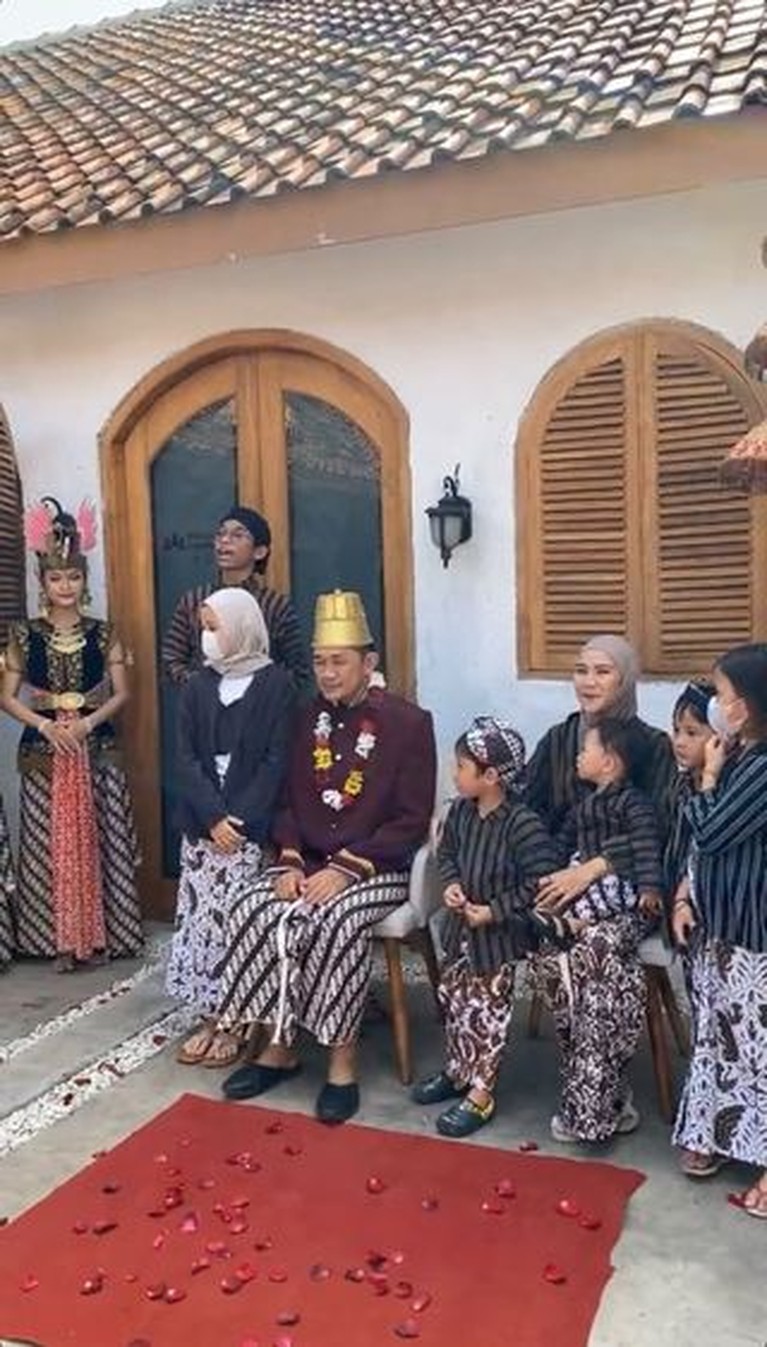 Potret Perayaan Ultah Hanung Bramantyo yang ke-46 Bak Sultan Kerajaan Hanung Bramantyo berulang tahun yang ke 46, ia pun dapat kejutan unik dari sang istri. Yuk kita intip momennya!
