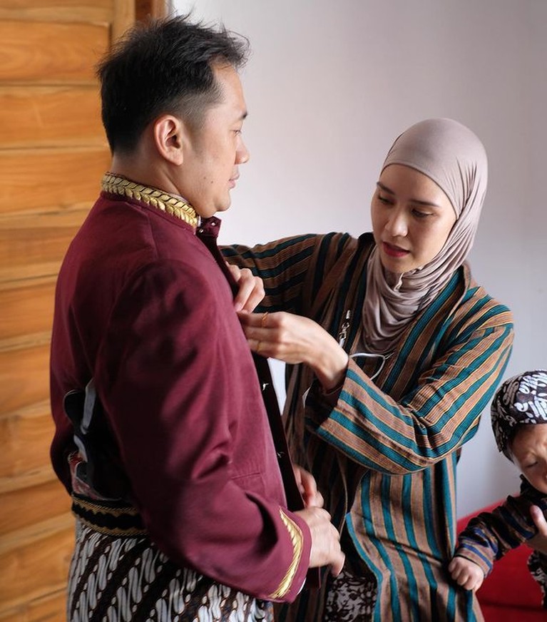 Hanung Bramantyo berulang tahun yang ke 46, ia pun dapat kejutan unik dari sang istri. Yuk kita intip momennya!