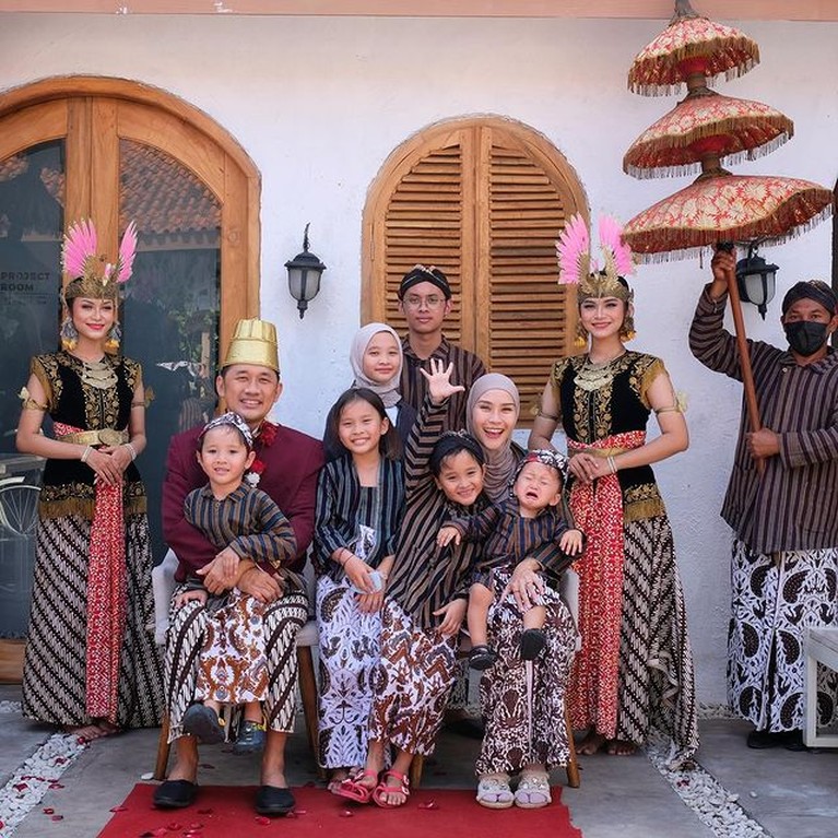 Potret Perayaan Ultah Hanung Bramantyo yang ke-46 Bak Sultan Kerajaan Hanung Bramantyo berulang tahun yang ke 46, ia pun dapat kejutan unik dari sang istri. Yuk kita intip momennya!
