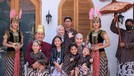 Potret Perayaan Ultah Hanung Bramantyo yang ke-46 Bak Sultan Kerajaan Hanung Bramantyo berulang tahun yang ke 46, ia pun dapat kejutan unik dari sang istri. Yuk kita intip momennya!