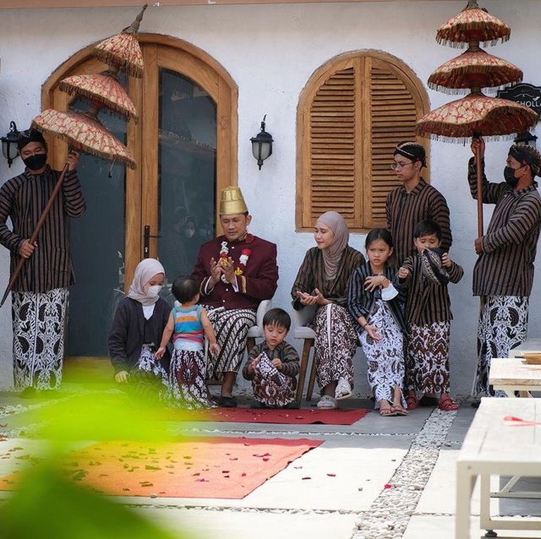 Potret Perayaan Ultah Hanung Bramantyo yang ke-46 Bak Sultan Kerajaan Hanung Bramantyo berulang tahun yang ke 46, ia pun dapat kejutan unik dari sang istri. Yuk kita intip momennya!