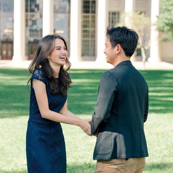 <p>Sabrina mengaku, yang ia tahu bahwa sesi foto itu hanya sesi foto biasa dan menurutnya, lumayan untuk menambah stok foto, he-he-he. Ia pun turuti saja ajakan Belva untuk berfoto bersama. (Foto: Instagram @belvadevara)</p>