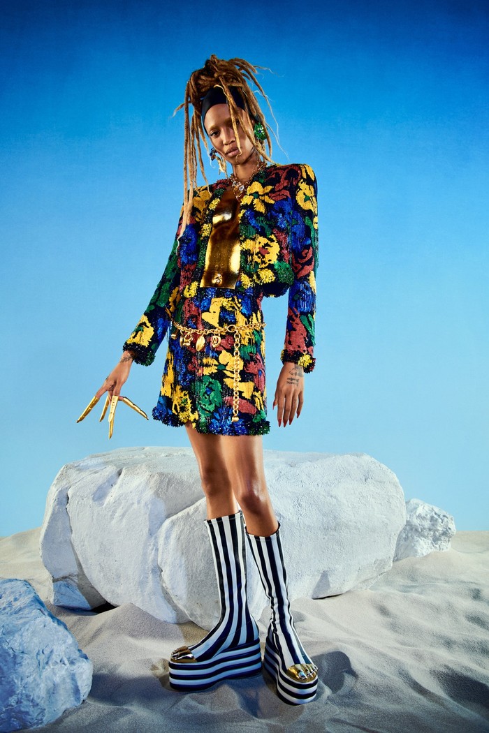 Untuk koleksi sepatu, Daniel Roseberry menawarkan sepatu platform berhiaskan motif stripes dan aksen golden toes. Foto: Daniel Roseberry/Courtesy of Schiaparelli