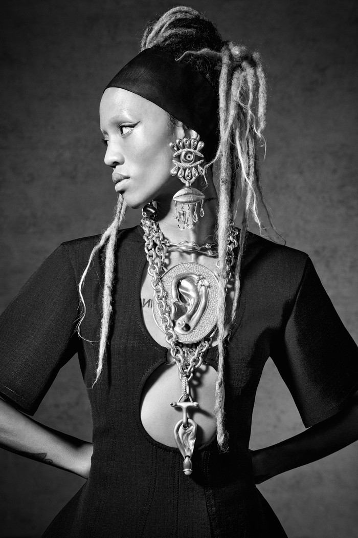 Masih ingat dengan tampilan Bella Hadid di Cannes yang memakai kalung 'paru-paru'? Jangan kaget bila kelak ia atau selebriti lainnya akan mengenakan anting surealis heboh dari Schiaparelli berikut. Foto: Daniel Roseberry/Courtesy of Schiaparelli