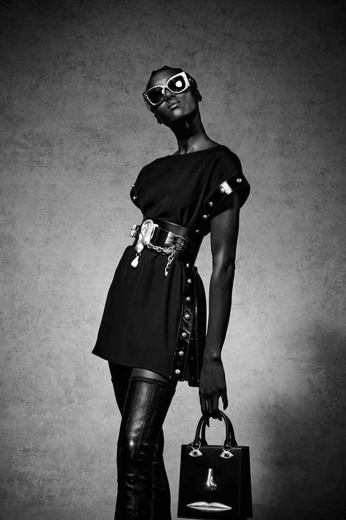 Dalam dunia label Schiaparelli dan juga Daniel Roseberry selaku creative director, kreasi tas bersiluet klasik mesti terlihat eksentrik. Foto: Daniel Roseberry/Courtesy of Schiaparelli