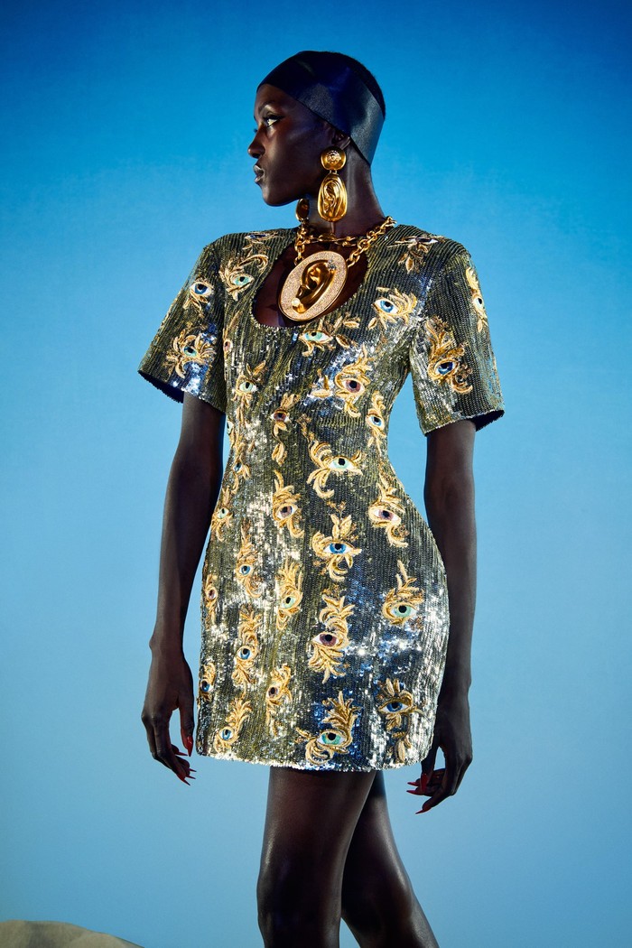 Atau mungkin kalung dengan pendant besar berhiaskan telinga yang dapat menjadi statement. Bahkan anting hadir dalam proporsi yang tak biasa. Literally go big or go home! Foto: Daniel Roseberry/Courtesy of Schiaparelli