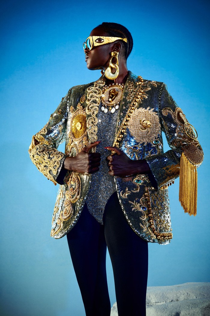 Lupakan kreasi bergaya chic, Schiaparelli selalu mengedepankan desain yang unik. Seperti sunglasses dengan motif mata. Foto: Daniel Roseberry/Courtesy of Schiaparelli