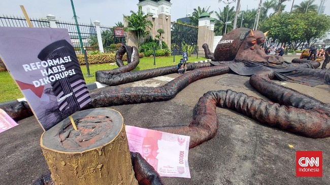 Direktur LBH Jakarta mengatakan pernyataan Menko Airlangga soal putusan MK menunjukkan sikap tidak tahu malu karena masih memaksakan aturan inkonstitusional.