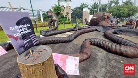 img-title Setahun UU Ciptaker, 'Monster Oligarki' Datangi Gedung DPR