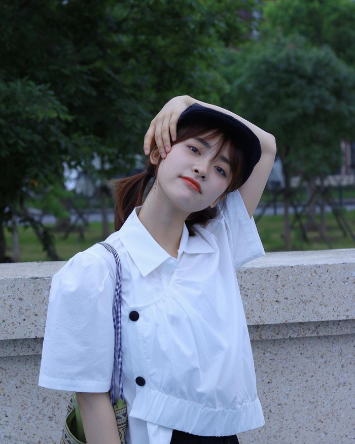 Shen Yue memang artis yang sepertinya tidak mudah menua. Terbukti semenjak perannya dalam 'A Love So Beautiful' hingga sekarang, aktris berusia 24 tahun ini tetap tampak imut dan konsisten dengan potongan rambut pendeknya. / Foto: instagram.com/@shenyueyeah