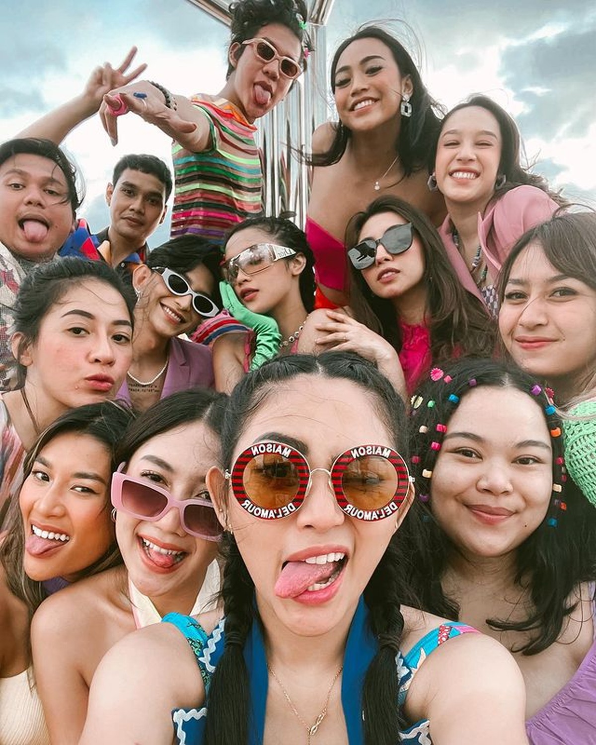 Vicky Alaydrus sahabat Rachel Vennya sedang disorot karena memutuskan lepas hijab&period; Yuk intip sosoknya&excl;