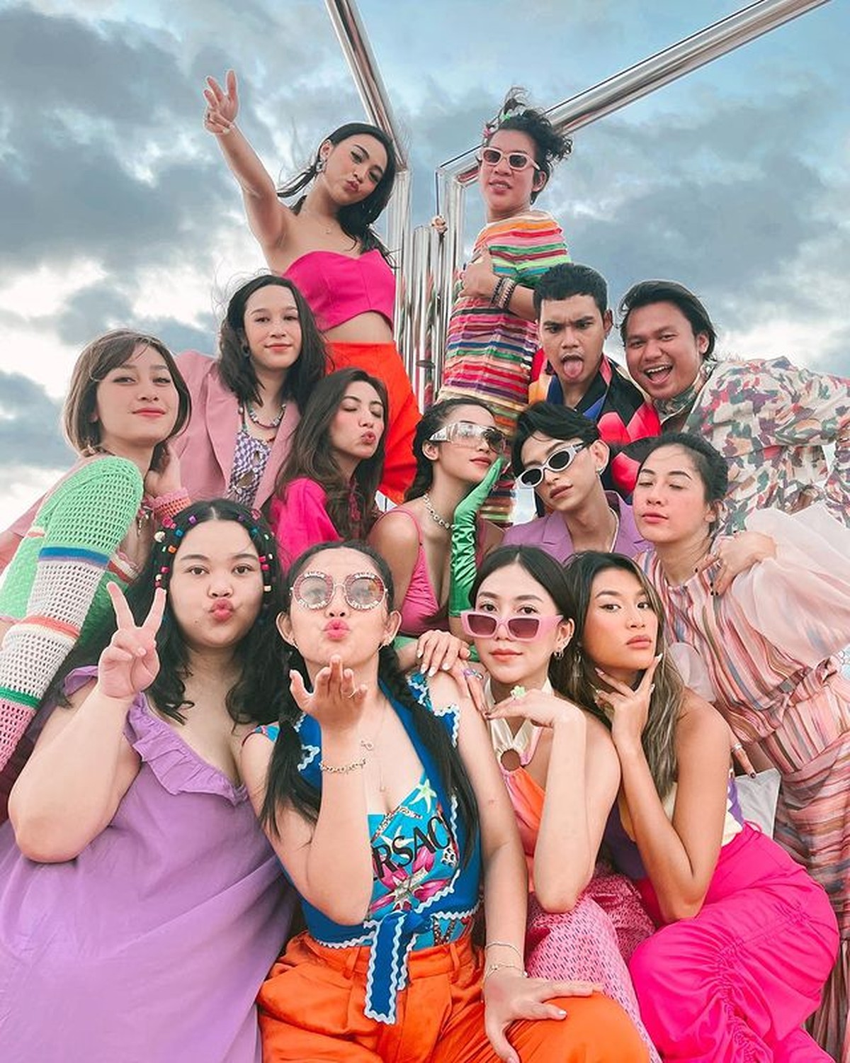 Vicky Alaydrus sahabat Rachel Vennya sedang disorot karena memutuskan lepas hijab&period; Yuk intip sosoknya&excl;