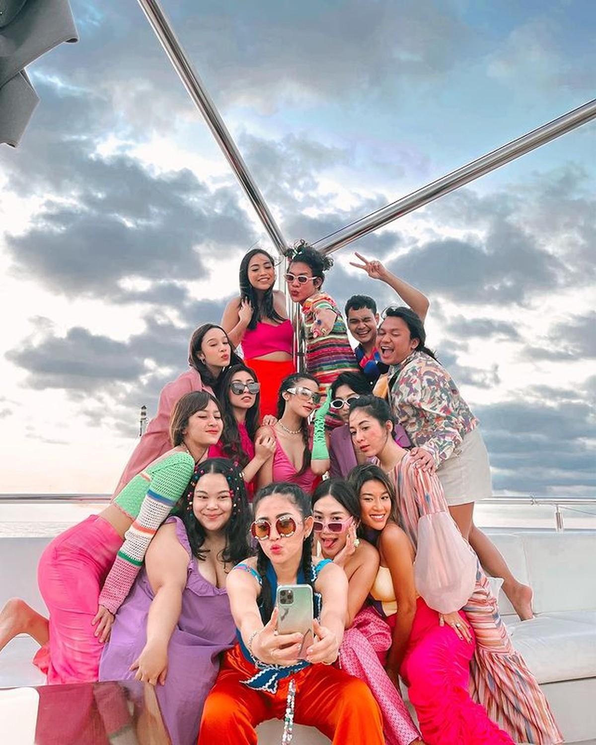 Vicky Alaydrus sahabat Rachel Vennya sedang disorot karena memutuskan lepas hijab&period; Yuk intip sosoknya&excl;