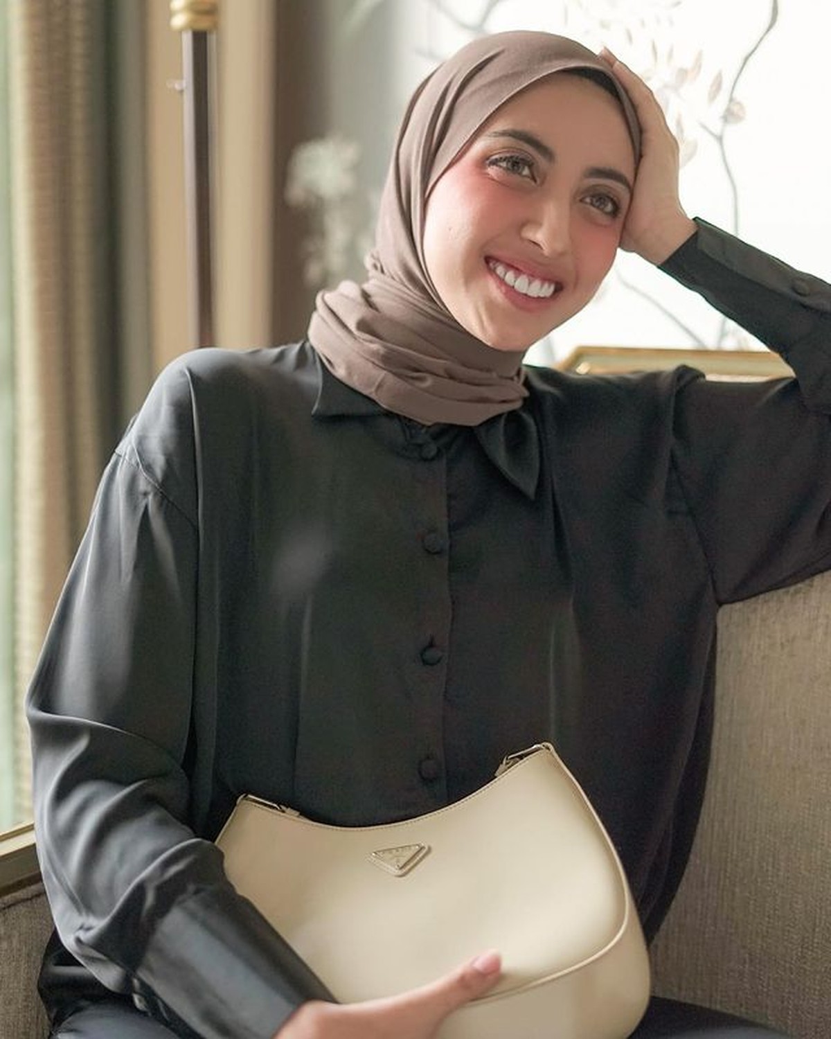 Vicky Alaydrus sahabat Rachel Vennya sedang disorot karena memutuskan lepas hijab&period; Yuk intip sosoknya&excl;