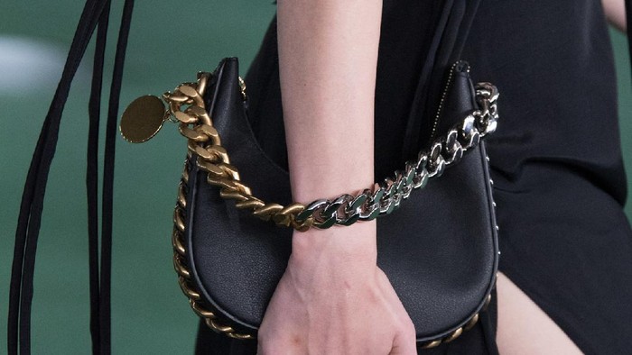 Stella McCartney Rilis Tas Berbahan Kulit Jamur Pada Fashion Show Koleksi Terbaru di Paris Fashion Week