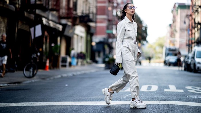 Ini Cara Membersihkan Sepatu Putih Sesuai dengan Bahan, Ternyata Nggak Boleh Asal Lho