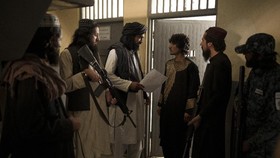 Taliban Eksekusi Pembunuh di Halaman Masjid, Ditonton Ribuan Orang