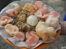 Terlalu Romantis, Penjual Ini Tuliskan Tanggal Ultah Istri pada Gado-gado Buatannya
