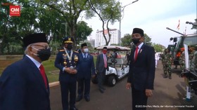 VIDEO: Canda Jokowi Ke KSAD Andika Saat Tinjau Alutsista