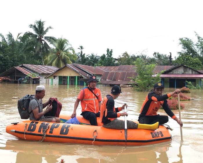 Tim Reaksi Cepat (TRC) BPBD Kabupaten Paser mengevakuasi warga terdampak banjir menggunakan perahu karet di wilayah Kabupaten Paser, Kaltim, Senin (4/7) (dok BNPB)