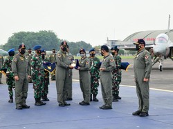 HUT TNI, Bamsoet-Kapolri Naik Pesawat Tempur dan Diberi Brevet Kehormatan