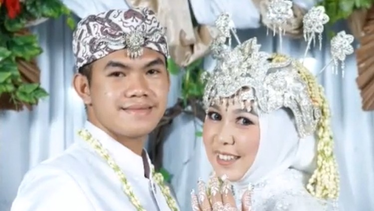 Ade Daneva dan Istri