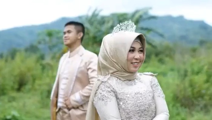 Ade Daneva dan Istri