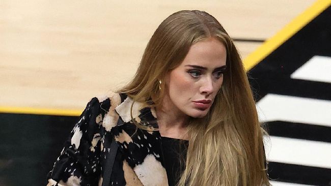 Adele mengaku dirinya pergi ke ruang ganti Beyonce usai turun dari panggung Grammy Awards 2017 menerima Album of the Year.