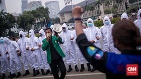 FOTO: Aksi Protes Jokowi dan Setahun Omnibus Law Dibubarkan