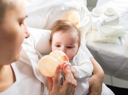 Salah Posisi Minum ASI dari Botol Bisa Sebabkan Infeksi Telinga pada Anak