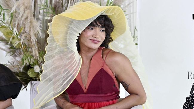 Bretman Rock menjadi pria gay pertama di sampul majalah Playboy untuk edisi terbaru Oktober 2021.