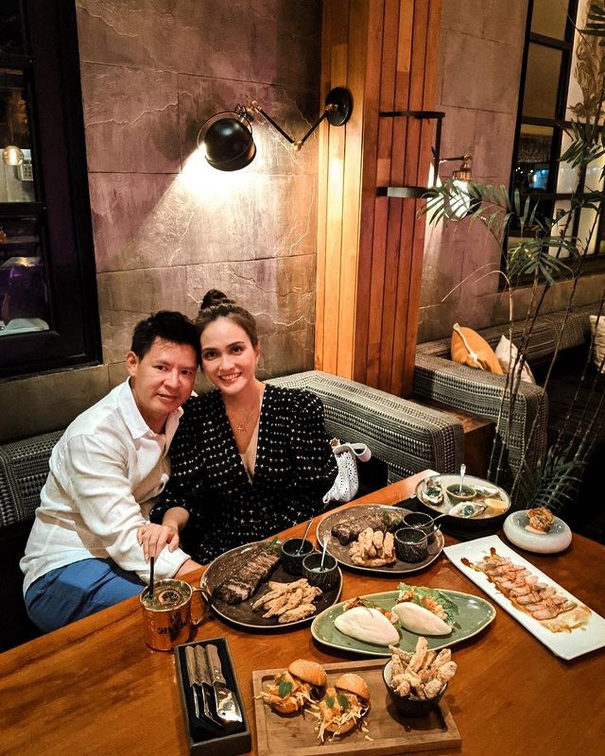 Diisukan Retak&comma; Intip Momen Mesra Shandy Aulia dan Sang Suamii 10 Tahun Menikah