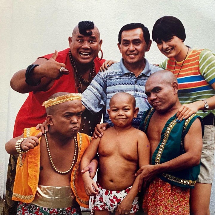 <p>Katanya, ia cukup emosional saat menemukan potret ini. Terlebih beberapa dari pemain serta kru yang bertugas sudah ada yang meninggal dunia. (Foto: Instagram @dominique_sanda)</p>