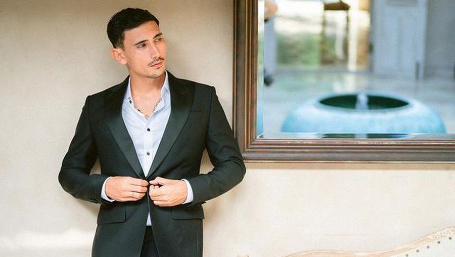 Elegan Pakai Gaun & Jas, Intip Prewedding Jedar dan Vincent Verhaag! Jessica Iskandar dan Vincent Verhaag menjalani prosesi pemotretan prewedding. Yuk kita intip potretnya!