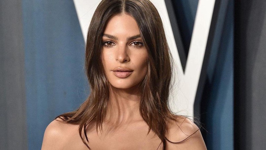 Emily Ratajkowski menghadiri Oscar 2020