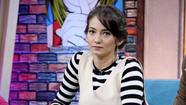 Karena unggahan Instagram, Enzy Storia dirumorkan dilamar oleh Gading Marten di Amerika Serikat.