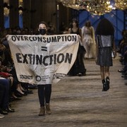 Ini Cerita Aktivis Lingkungan yang Menyusup dan Melakukan Aksi Protes di Fashion Show Louis Vuitton