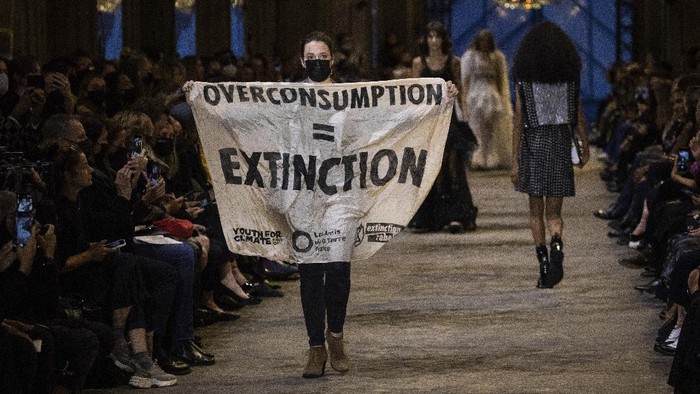 Ini Cerita Aktivis Lingkungan yang Menyusup dan Melakukan Aksi Protes di Fashion Show Louis Vuitton Ini Cerita Aktivis Lingkungan yang Menyusup dan Melakukan Aksi Protes di Fashion Show Louis Vuitton